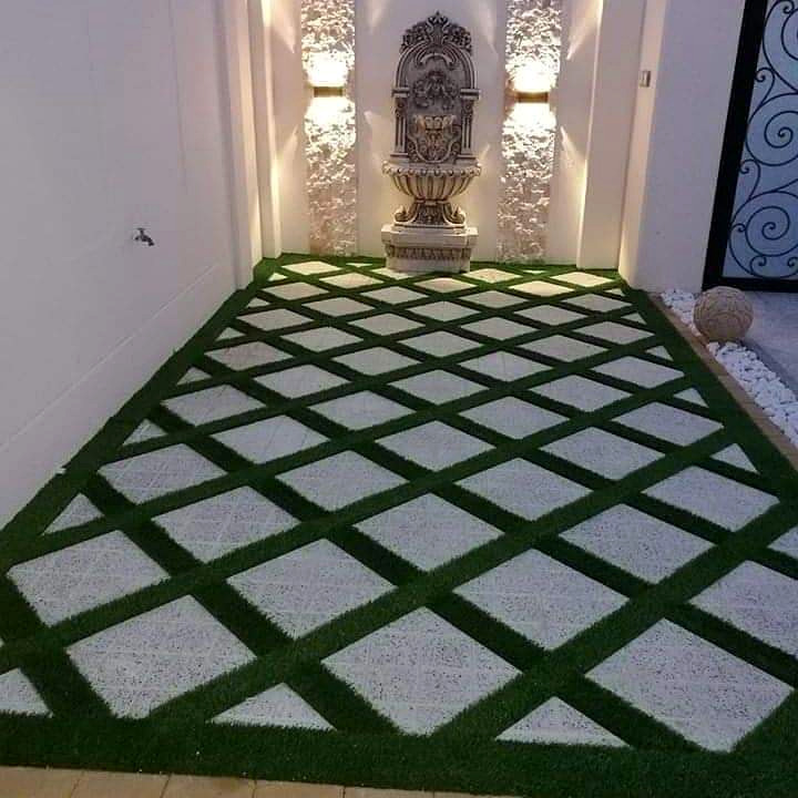 توزيع هندسي للعشب الصناعي والحجر في حديقة منزلية